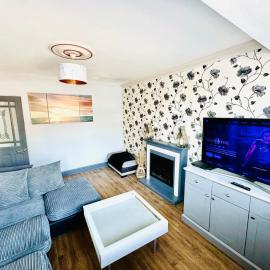 4BR House Free Parking Sleeps 7 Wolverhampton, hotel u gradu Coseley