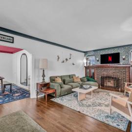 Hot Tub - Game Room - Chic & Spacious - Sleeps 10、クリーブランドのホテル