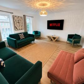 Home for 12 - Contractors or Working Groups - M1,M62 & Leeds Links - 4BR, Full Kitchen, Free Parking, Fast WiFi