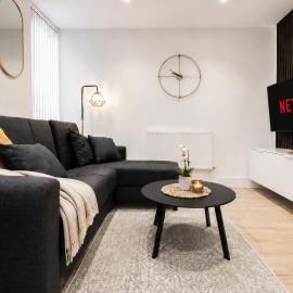 The Eden Suite - 1BR Chic Apt with Luxe Shower, Smart TV & Free Secure Parking in Central High Wycombe HP13, Sleeps 3