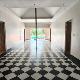 Royal Escape Lake Resort, hotell i Kampel