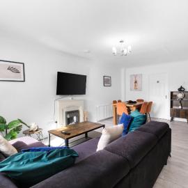 8-Bed Detached House with Games Room in Cheshunt
