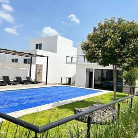 Casa grande en Paseo San Junípero