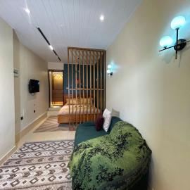 Green studio room with its own gate, hotel i Douala