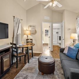 Cozy Creekside Cabin 90 Near Fossil Creek, hotel in Camp Verde