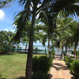 Private oceanfront retreat with tropical garden, hotel din Masachapa
