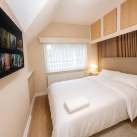Unique Double bedroom, 50TV, Wi-Fi, PetsOK, hotel v mestu Coseley