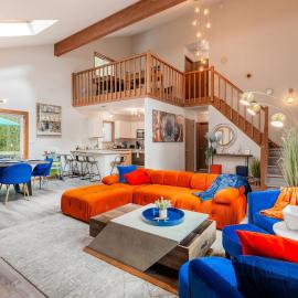 Stay Summit & Pine - Pocono Summit Chalet, hotell i Tobyhanna