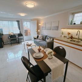 Entire Private Suite - 5 Min Walk to SkyTrain, Free Parking, 15 Mins to Downtown, khách sạn ở Vancouver
