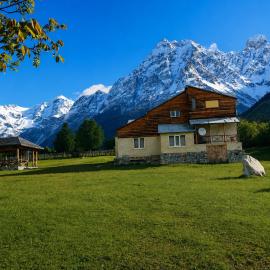 Guesthouse Daeli, hotel i Mazeri