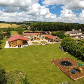 The Estate, Luxury Spacious Family Stay with 3 Hot Tubs, Scenic Views Sleeps 16 near Durham & Bishop Auckland, hotell sihtkohas Durham