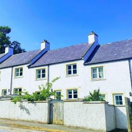 2 Bed House - Sleeps 4 - Pets - Parking - Beach