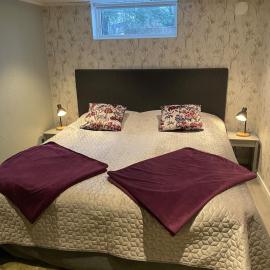 Overnight apartment with double bed, kitchenette, and shower