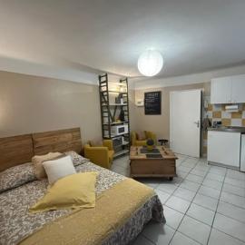 Studio 2 pers petit-déjeuner inclus et local vélo moto gratuit