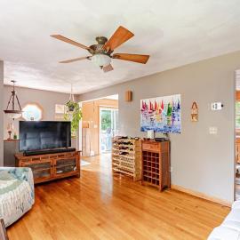 3BDRM-1.5Bath Home- walk to Salem-Beach-shops-pubs, hotel di Beverly