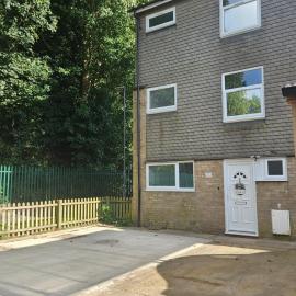 Spacious 4-Bedroom End-Terrace House in Northampton