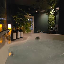 Suite romantique Everwood, Spa et sauna au cœur de la forêt enchantée