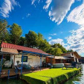 Splav Vaki, hotel Belgrádban
