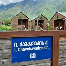 TFJ Cottages、カズベギのホテル