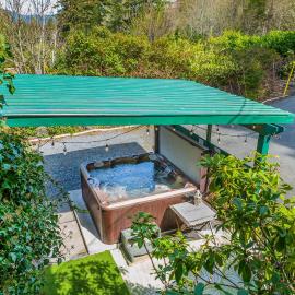 Bedrooms in Sooke Wonderland - Hot Tub - Pool - Koi Pond, Hotel in Sooke