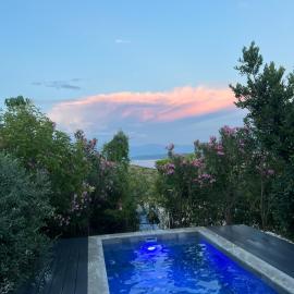 Serenity Villa with Private Pool - Cape of Rodon, hotell i Shetaj