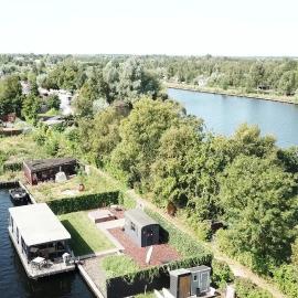 Houseboat Enjoy with 200m Private Garden on the Lake near Amsterdam, hotel u gradu Vinkeveen