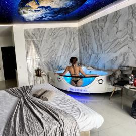 R U B I jacuzzi room by 50 shades
