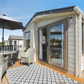Riverside Retreat with private fishing peg, hotel em Crowle