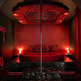 Suite érotique avec balnéo privée-pole dance-croix de Saint-André- balançoire et banc de soumission 10 min centre Montpellier, מלון במונפלייה