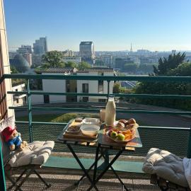 Paris & Eiffel Tower View Balcony Private Parking, hotelli kohteessa Meudon