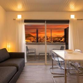 TOP New apartment center Los Cristianos, hotel a Arona