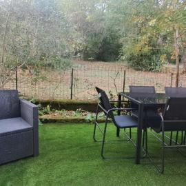 Charmant appartement avec jardin et terrasse comprenant 2 chambres au calme à proximité du centre ville, à 5 minutes du Lac du Salagou, hotell i Lodève