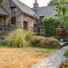 Charming Country Barn with Gardens Near Dittisham, Hotel in Dittisham
