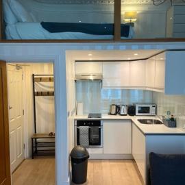 Beautiful mezzanine apartment sleeps four, five mins from Westfield, hotell Londonis