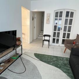 Casa completa para grupo familiar ou trabalhadores comporta tranquilamente seis hóspedes em 2 quartos e 1 Suite