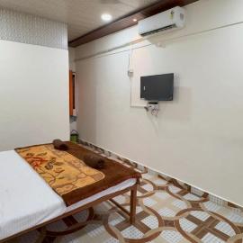 Anandvan Farm & Resort, hotel i Rayate