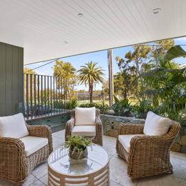 Stunning designer 3 Bed 2 bath opp Long Reef Golf Course, hotelli kohteessa Collaroy