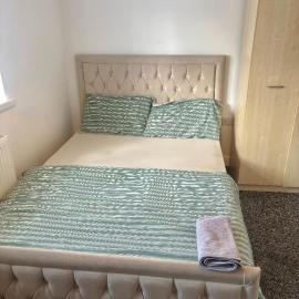 Serene 5-Bedroom House in Dudley
