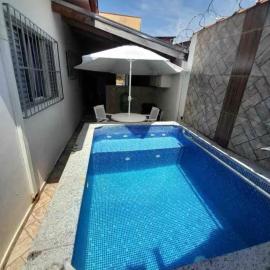 Casa com Piscina Privativa e 3 Quartos 1 Suíte- Pet Friendly e Garagem no Centro