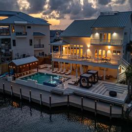 Phenomenal Lux Oceanfront House with Heated Pool & Hot Tub, Firepit, Private Dock and very close 2 beach, hotel en Pensacola