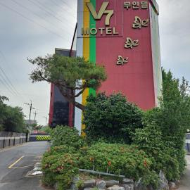 V7 Motel