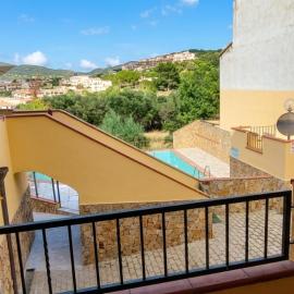 Casa al piano terra con 2 camere da letto, parcheggio privato e piscina condominiale