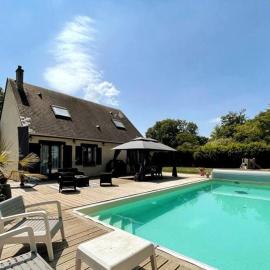 BoiKlo - Piscine chauffée,Billard,Bain Nordique 10 personnes, Hotel in Hellenvilliers