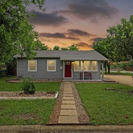 Charming Bungalow - Walk to Georgetown Square