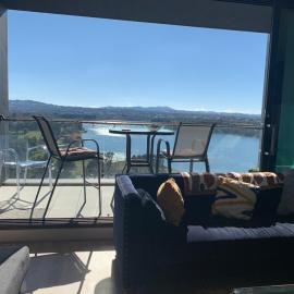 Epic Elevated Lake Views!, hotell i Belconnen