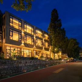 Xuzhu Avatar Mountain Hideaway Near Zhangjiajie National Forest Park Middle Gate With Mountain Views Bamboo Groves Terraced Fields Dining Service For Travelers Seeking Comfort In Nature And Rural Life, hotel di Jiawan