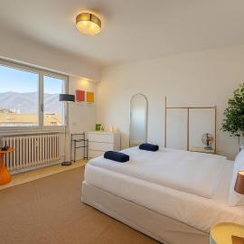 Central family flat with balcony & lake views