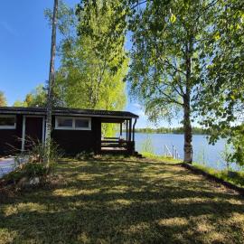 Talo järven rannalla