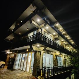 Aura Pine Service Apartments, hotel em Khaira Gali