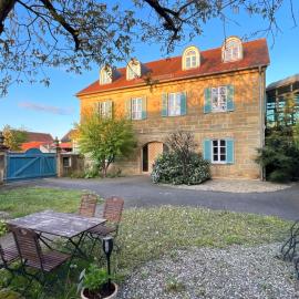 Wunderschöne Denkmalwohnung in Bamberg-Hallstadt - neu möbliert, Hotel in Hallstadt